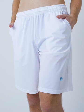 Regular Pantalon de sport 'Shorts' SPORTKIND en blanc