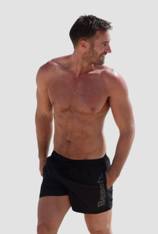 Shorts de bain BENCH en noir : devant