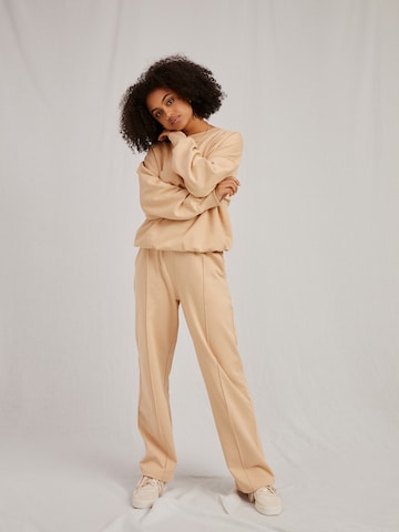 Sweat-shirt 'Rosie' A LOT LESS en beige