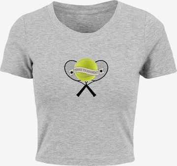 Merchcode Shirt 'Tennis Tournament' in Grijs: voorkant