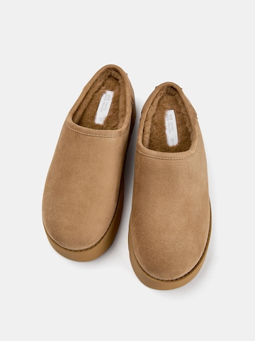 Pull&Bear Clogs in Bruin