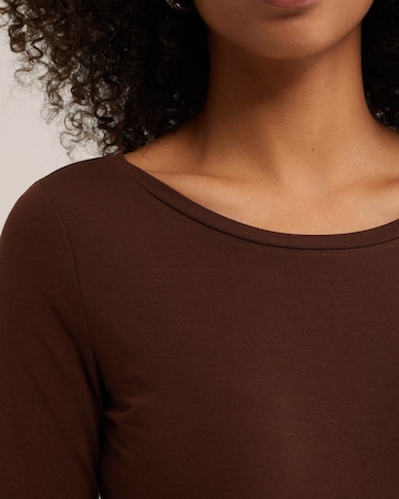 Tricou de la WE Fashion pe maro