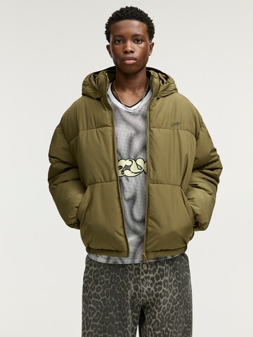 Pull&Bear Winter Jacket in Green: front