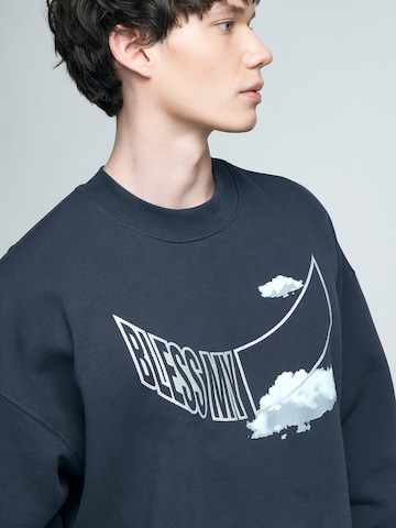 Bless my Demons exclusive for ABOUT YOU Sweater 'NIVIS' in Grau: predná strana