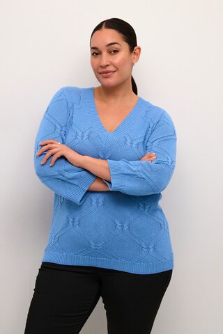 Pull-over 'Carlie' KAFFE CURVE en bleu : devant