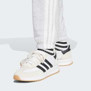 Tapered Pantaloni sportivi 'Essentials' di ADIDAS SPORTSWEAR in grigio