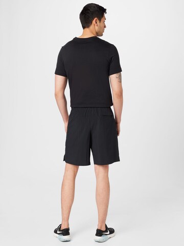 Regular Pantaloni sport de la NIKE pe negru