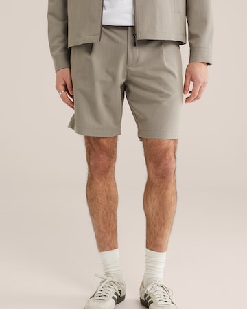 WE Fashion Свободный крой Брюки со складками в Серый: спереди