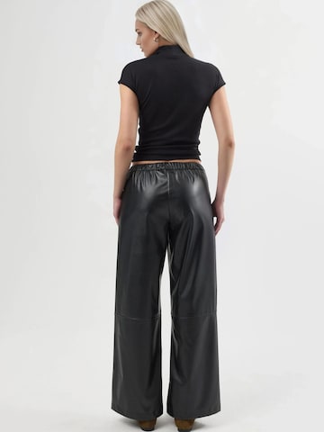 Busem - Regular Calças em preto