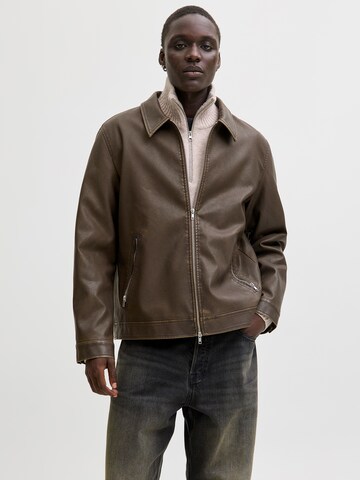 JACK & JONES Φθινοπωρινό και ανοιξιάτικο μπουφάν σε καφέ: μπροστά