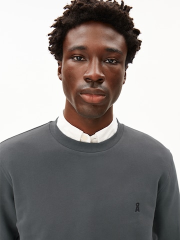 ARMEDANGELS Sweatshirt 'Baaro' in Grijs