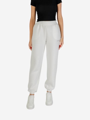 GUESS - regular Pantalón deportivo 'CECILIA SCUBA JOGGER PANTS V4BB13 K7UW2' en blanco: frente