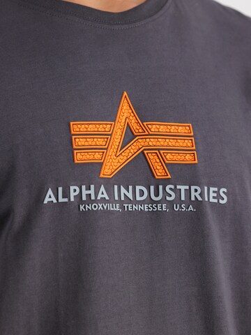 ALPHA INDUSTRIES T-Shirt in Grau