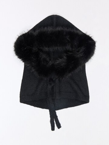 Bershka Beanie in Black: front