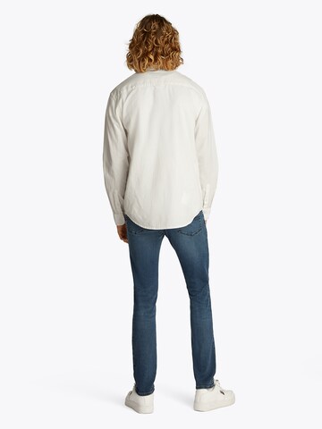 Tommy Jeans Средняя посадка Рубашка в Белый