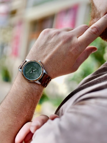 Orologio analogico 'Horizon - Eco-Friendly Walnut Wooden Timepiece' di La Moda Me in marrone