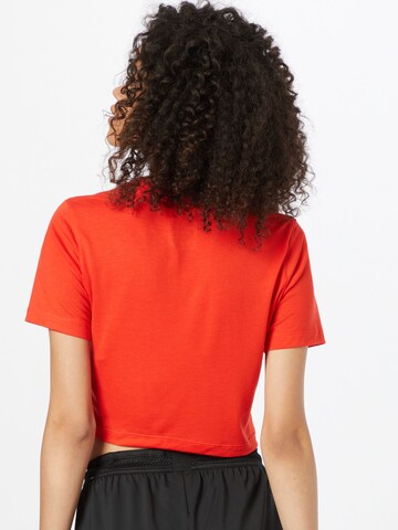 Nike Sportswear - Camisa 'Essential' em laranja