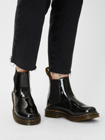 Dr. Martens - Botas Chelsea en negro: frente