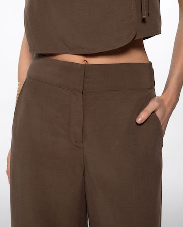 THE-ARE Loose fit Trousers in Brown