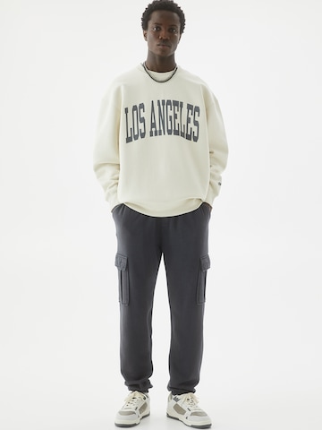 Pull&Bear Tapered Cargo nadrágok - szürke: elől