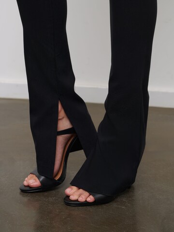 RÆRE by Lorena Rae Flared Trousers 'Silvia Tall' in Black