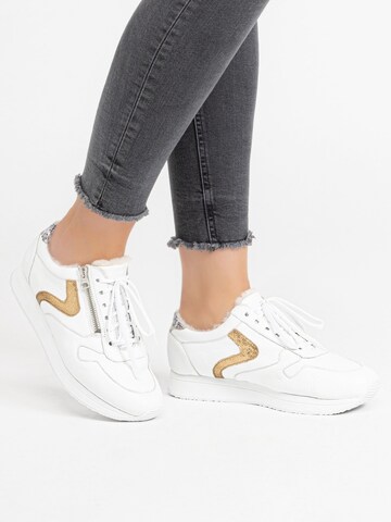 Baskets basses VITAFORM en blanc : devant