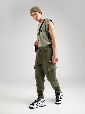 Nike SportswearTapered Cargo hlače 'Club' - zelena boja
