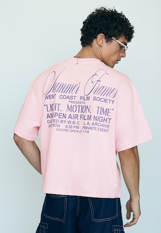 Tricou de la Bershka pe roz: față