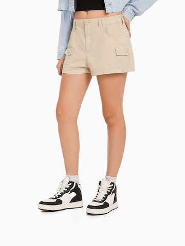 Loosefit Pantalon cargo Bershka en beige : devant