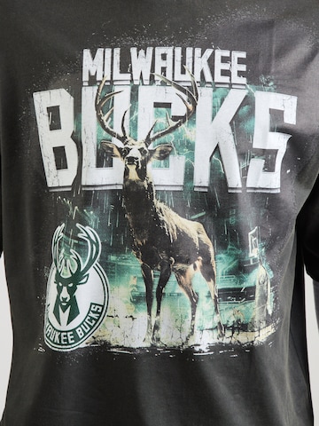Tricou 'NBA' de la NEW ERA pe gri