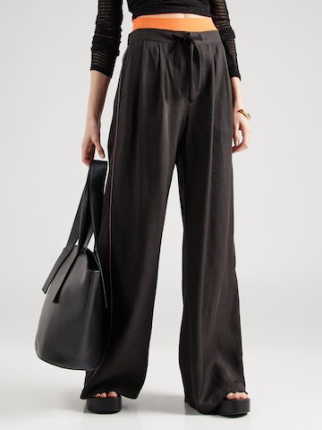 SCOTCH & SODA - Pierna ancha Pantalón plisado 'Eleni' en negro: frente