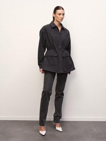 RÆRE by Lorena Rae - Casaco meia-estação em cinzento