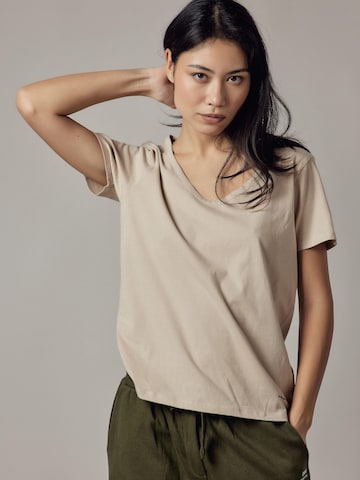 Maglietta 'T-Shirt Scollo Profondo' di OWN Off With Nature in beige