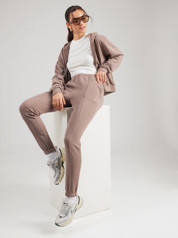 Effilé Pantalon 'Chill' Nike Sportswear en marron