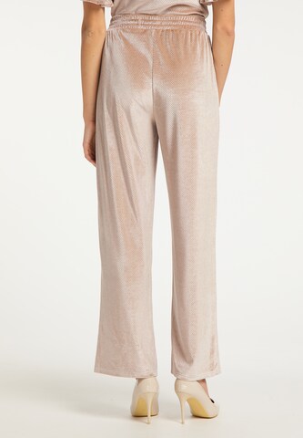 Wide leg Pantaloni di myMo at night in beige