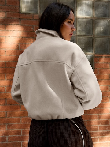 Bershka Přechodná bunda – hnědá