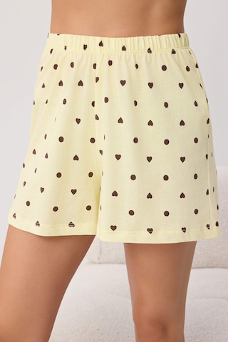 Trendyol - Pijama de pantalón corto en amarillo