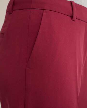 Slimfit Pantaloni con piega frontale di WE Fashion in rosso