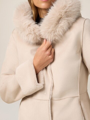 Cappotto invernale di oltre in beige