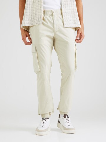 Effilé Pantalon cargo Calvin Klein Jeans en beige : devant