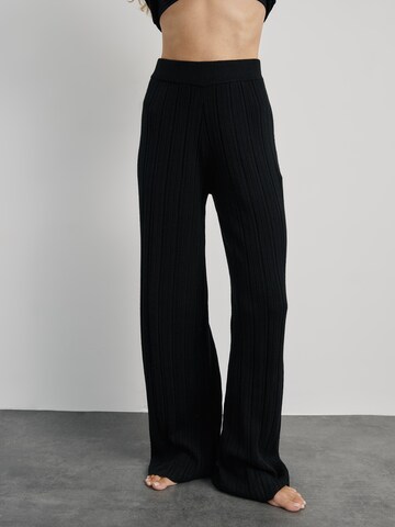 ABOUT YOU x Marie von Behrens Wide leg Broek 'Paige' in Zwart: voorkant