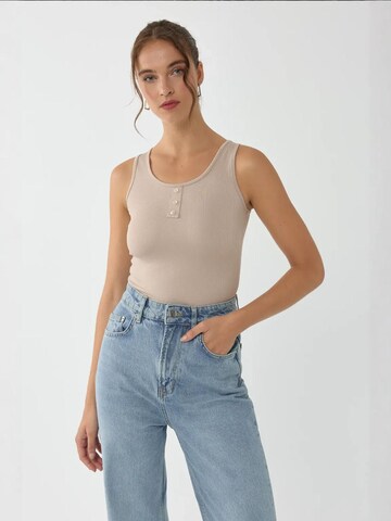 Hiccup Top in Beige: Vorderseite