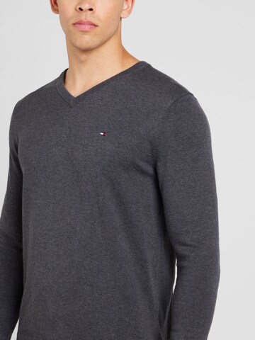 Pullover 'ESSENTIAL' di TOMMY HILFIGER in grigio