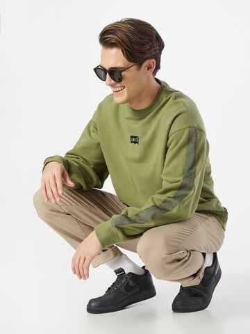 LEVI'S ® - Sweatshirt 'Relaxd Graphic Crew' em verde
