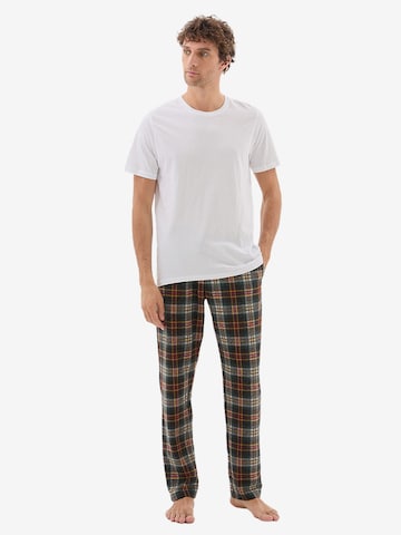 Blackspade Pyjama in Weiß: Vorderseite