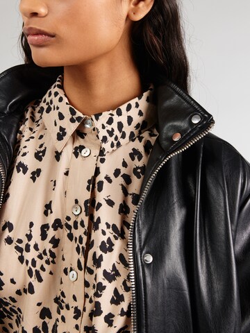 Robe-chemise 'SANAH' NÜMPH en beige