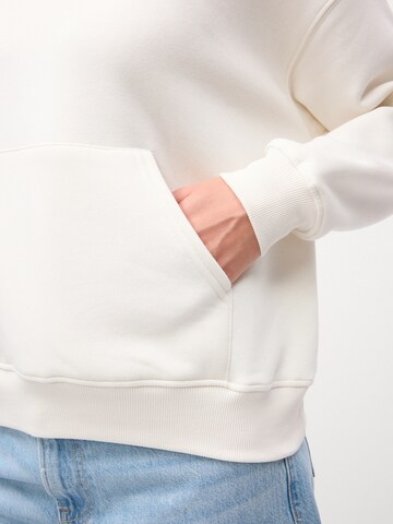 Gina Tricot Sweatshirt in Beige
