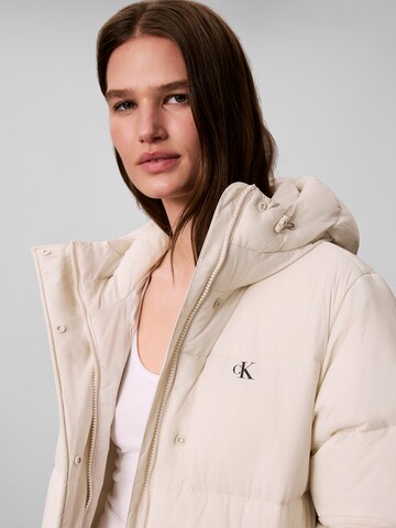 Calvin Klein Jeans Normalny krój Płaszcz zimowy w kolorze biały