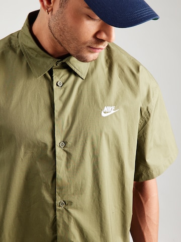 Fit confort Chemise 'CLUB' Nike Sportswear en vert
