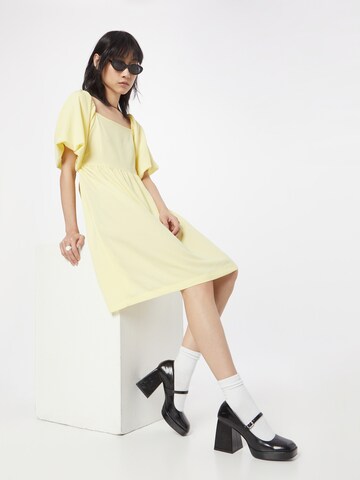 Monki - Vestido en amarillo